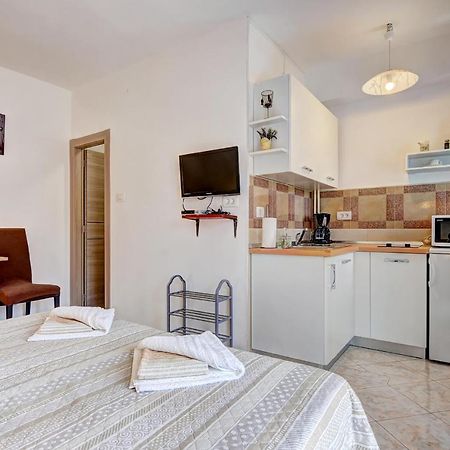 Apartments Kajfes Fažana エクステリア 写真
